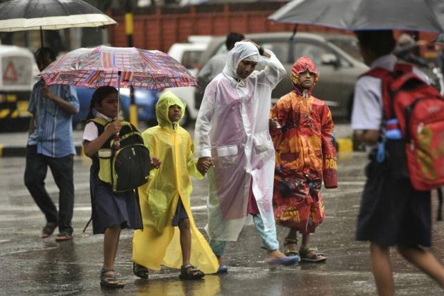 Armed with umbrellas and raincoats, students rush to school at Shivaji Park, Dadar. (Anshuman Poyrekar/HT) Armed with umbrellas and raincoats, students rush to school at Shivaji Park, Dadar. (Anshuman Poyrekar/HT)