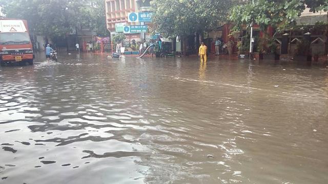 In pics: Heavy rain floods Mumbai, leads to traffic snarls | Mumbai ...