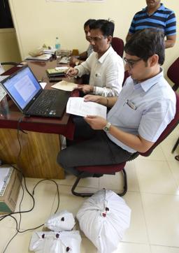 A team of three doctors and a drugs control officer combed the entire area and found as many as eight suspicious medical practitioners. Two of them were later let off after they produced valid degrees and registration documents. (Sanjeev Verma/HT PHOTO) A team of three doctors and a drugs control officer combed the entire area and found as many as eight suspicious medical practitioners. Two of them were later let off after they produced valid degrees and registration documents. (Sanjeev Verma/HT PHOTO)
