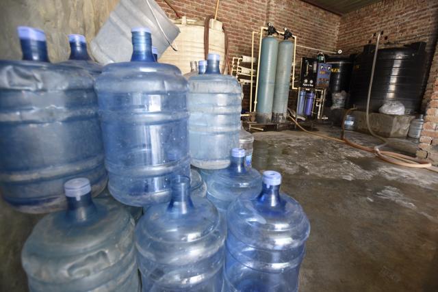 The officials said that such raids will be conducted from time to time in the city to save groundwater from being extracted illegally. (Sanjeev Verma/HT PHOTO) The officials said that such raids will be conducted from time to time in the city to save groundwater from being extracted illegally. (Sanjeev Verma/HT PHOTO)