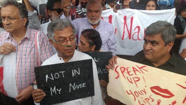 Girish Karnad (C) with Ramachandra Guha (L) in Bengaluru. (HT) Girish Karnad (C) with Ramachandra Guha (L) in Bengaluru. (HT)