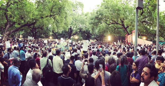 Huge crowd at Jantar Mantar in New Delhi. (Bobby Ghosh/HT Photo) Huge crowd at Jantar Mantar in New Delhi. (Bobby Ghosh/HT Photo)