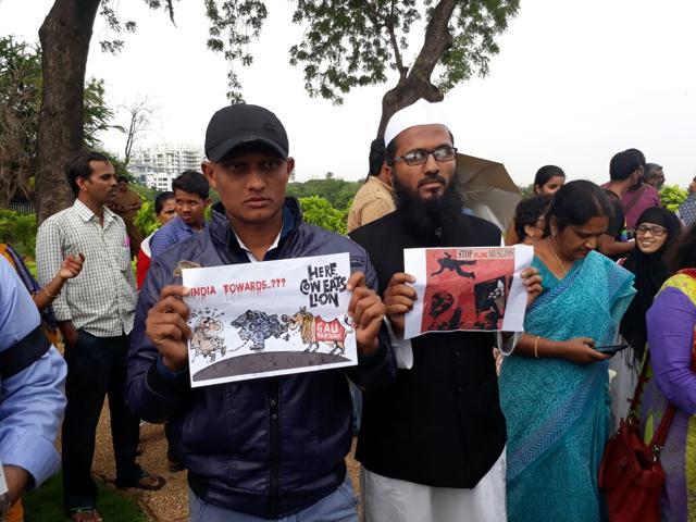 Protestors at tank bund on the banks of Hussain Sagar in Hyderabad. (HT) Protestors at tank bund on the banks of Hussain Sagar in Hyderabad. (HT)
