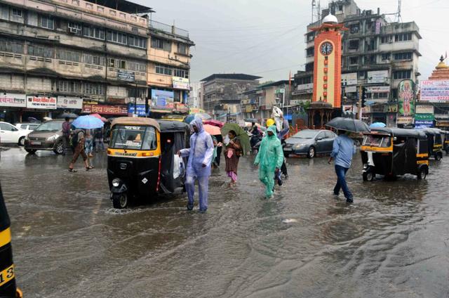 Chaos ensues as Shivaji Chowk in Kalyan gets flooded, inconveniencing commuters. (Rishikesh Choudhary/Hindustan Times)