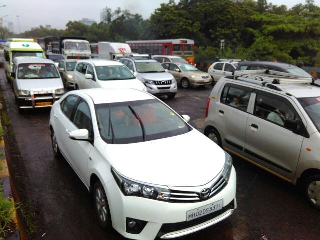 The heavy downpour held up traffic at Vashi in Navi Mumbai, increasing commuters’ travel time. (Bachchan Kumar/Hindustan Times)