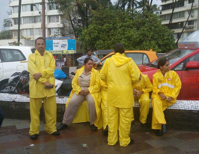 Police officials in raincoats at Carter Road, Mumbai. (HT) Police officials in raincoats at Carter Road, Mumbai. (HT)