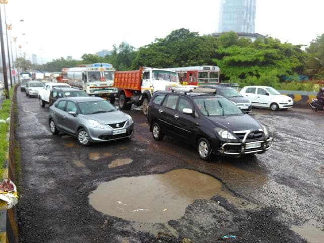 Potholes fill up with rain water at Vashi. (Bachchan Kumar/Hindustan Times)
