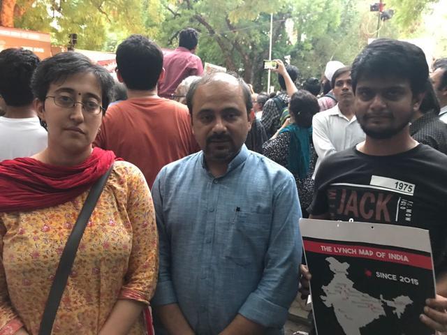 AAP leaders at Jantar Mantar. (HT) AAP leaders at Jantar Mantar. (HT)