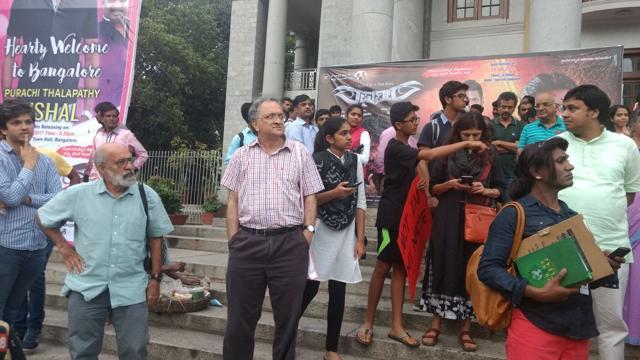 Ramachandra Guha (in pink shirt) at Town Hall in Bengaluru. (HT) Ramachandra Guha (in pink shirt) at Town Hall in Bengaluru. (HT)