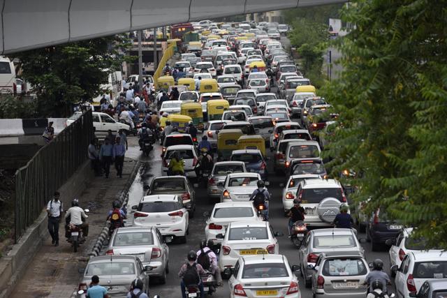 Traffic jam at Defence Colony Flyover in New Delhi, India, on Wednesday. (Saumya Khandelwal/ Hindustan Times) Traffic jam at Defence Colony Flyover in New Delhi, India, on Wednesday. (Saumya Khandelwal/ Hindustan Times)