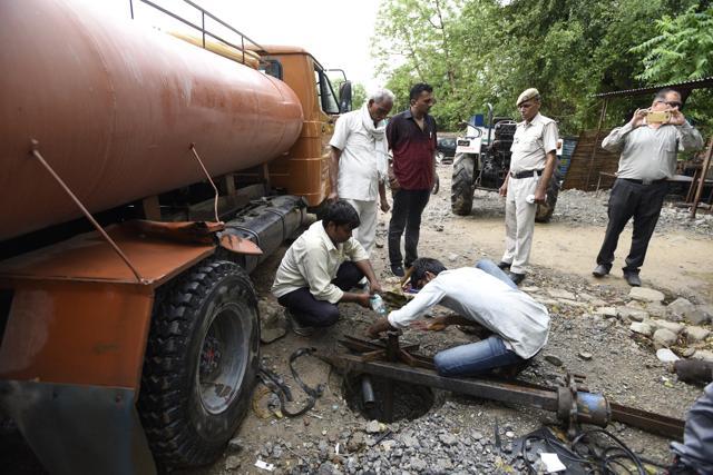 The CM flying squad team sealed illegal borewells in Gurgaon on Wednesday. (Sanjeev Verma/HT PHOTO) The CM flying squad team sealed illegal borewells in Gurgaon on Wednesday. (Sanjeev Verma/HT PHOTO)