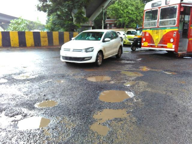 Commuters had a tough time navigating potholes near CBD Belapur in Navi Mumbai on Thursday. (Bachchan Kumar) Commuters had a tough time navigating potholes near CBD Belapur in Navi Mumbai on Thursday. (Bachchan Kumar)