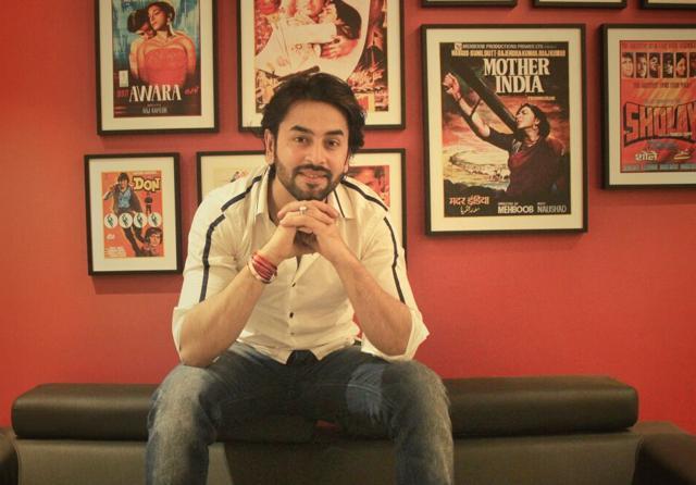 Shashank Vyas stays with his father in a 3 BHK home in Borivli.