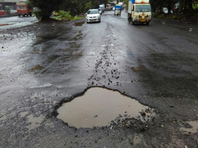 Officials said a few vehicles were damaged owing to poor roads leading to the Sion-Panvel highway. (Bachchan Kumar) Officials said a few vehicles were damaged owing to poor roads leading to the Sion-Panvel highway. (Bachchan Kumar)