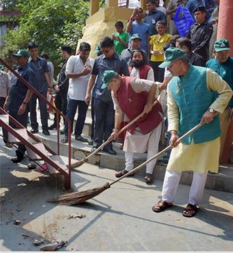 Uttarakhand Chief Minister Trivendra Singh Rawat during a cleanliness drive in Dehradun on June 25, 2017. (PTI) Uttarakhand Chief Minister Trivendra Singh Rawat during a cleanliness drive in Dehradun on June 25, 2017. (PTI)
