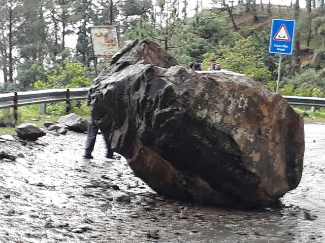 Overflowing waterfall on Nainital Highway and a boulder blocking traffic on the Highway. (Udit /HT photo) Overflowing waterfall on Nainital Highway and a boulder blocking traffic on the Highway. (Udit /HT photo)