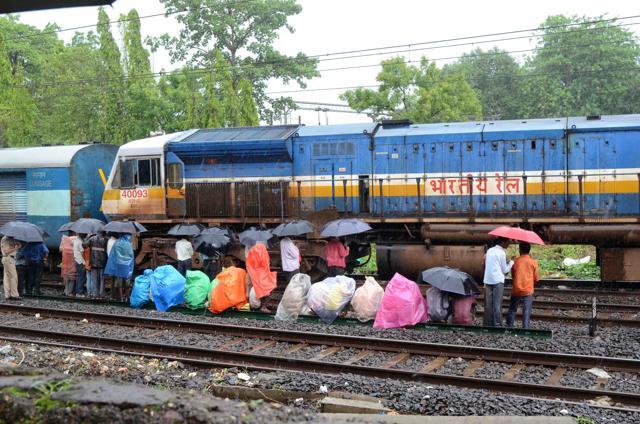 Commuters grew impatient after services were stalled for hours. (Rishikesh Choudhary/ HT)
