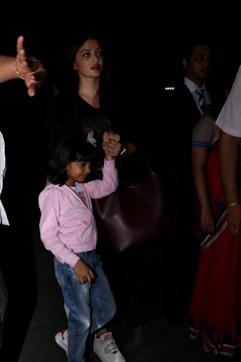 Aishwarya Rai along with her daughter Aaradhya Bachchan spotted at Chhatrapati Shivaji Maharaj International Airport in Mumbai, on June 18, 2017. (IANS)