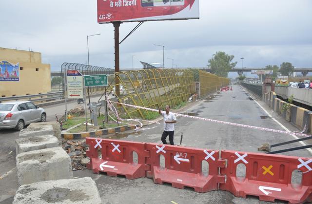 The bridge spans nearly 300 metres over the Hindon and is close to three other bridges, which lead to Vasundhara, Mohan Nagar and Ghaziabad. (Sakib Ali/HT Photo) The bridge spans nearly 300 metres over the Hindon and is close to three other bridges, which lead to Vasundhara, Mohan Nagar and Ghaziabad. (Sakib Ali/HT Photo)