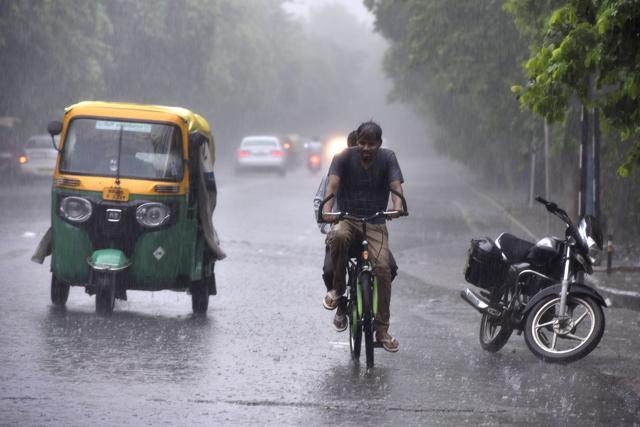 Commuters caught in the rain in Gurgaon’s Sector 31 on Friday. (Sanjeev Verma/HT PHOTO) Commuters caught in the rain in Gurgaon’s Sector 31 on Friday. (Sanjeev Verma/HT PHOTO)