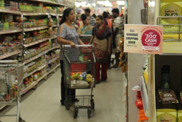 Post midnight, however, customers lured by the various discounts and other incentives flocked to this mall in Matunga, which stayed open from 12 am to 2 am. (Pramod Thakur/ HT) Post midnight, however, customers lured by the various discounts and other incentives flocked to this mall in Matunga, which stayed open from 12 am to 2 am. (Pramod Thakur/ HT)