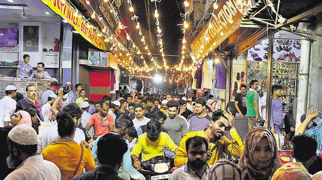 Shoppers at the Chowk bazaar in Lucknow’s old city area on the evening before Eid. The area was in full festive mode with Rathyatra coinciding with Chaand Raa. (Dheeraj Dhawan/HT Photo)