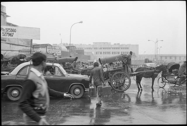 Tongas wait at the New Delhi station. Historian Sohail Hashmi says that people used the horse carts to go to the villages of Amrayyian and Andheria for outings during monsoon. (HT file photo) Tongas wait at the New Delhi station. Historian Sohail Hashmi says that people used the horse carts to go to the villages of Amrayyian and Andheria for outings during monsoon. (HT file photo)