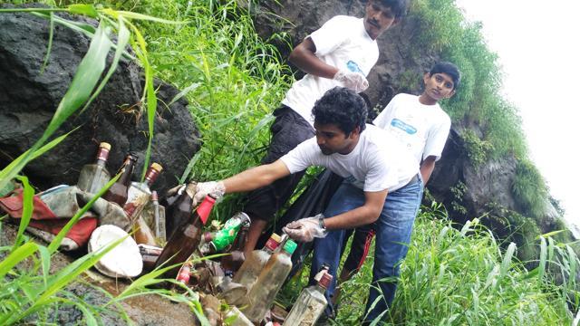Volunteers clean the spot. (HT) Volunteers clean the spot. (HT)