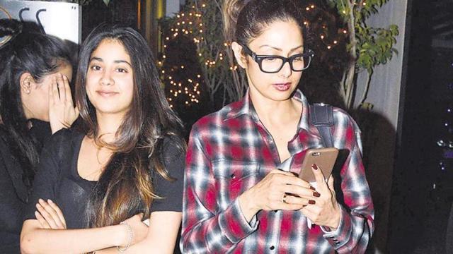Jhanvi Kapoor with mom Sridevi. (HT Photo)