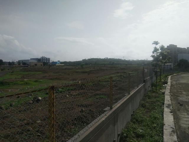 The project was earlier proposed on 16 acres of land, out of which 3 acres had residential buildings with 400 families, and the remaining 13 acres was decided for the plant. The new plot is over 10 acres of land. (HT PHOTO) The project was earlier proposed on 16 acres of land, out of which 3 acres had residential buildings with 400 families, and the remaining 13 acres was decided for the plant. The new plot is over 10 acres of land. (HT PHOTO)