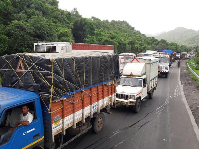 Traffic snarls on the route. (Praful Gangurde) Traffic snarls on the route. (Praful Gangurde)