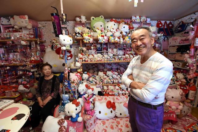 Masao Gunji with his wife Yoshiko Gunji at their pink-painted Hello Kitty house in Yotsukaido. (AFP)