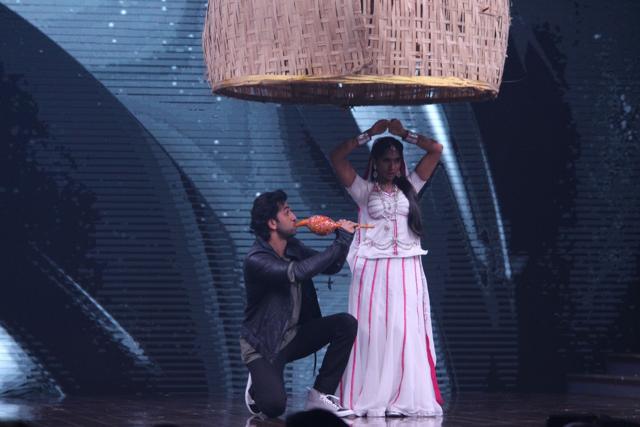 Ranbir Kapoor on the sets of reality show Sabse Bada Kalakar to promote Jagga Jasoos. (IANS)
