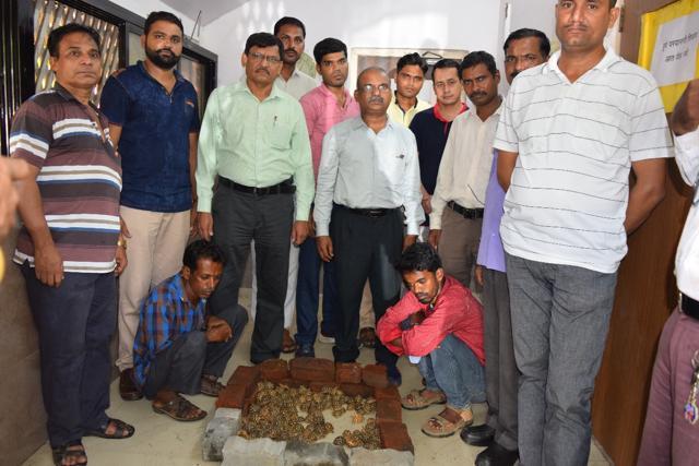 Officials with the seized consignment. (HT) Officials with the seized consignment. (HT)