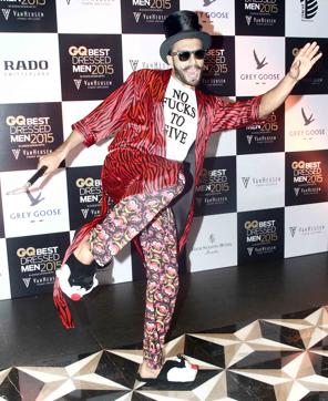 Ranveer Singh‘s look here resembles the Alice In Wonderland character Mad Hatter. Don’t miss the t-shirt! (Yogen Shah) Ranveer Singh‘s look here resembles the Alice In Wonderland character Mad Hatter. Don’t miss the t-shirt! (Yogen Shah)