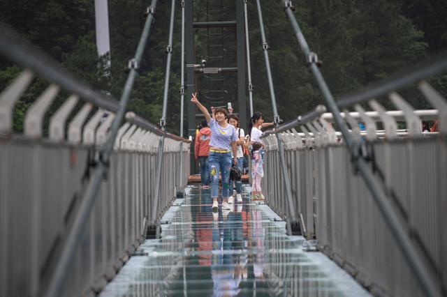 At 228 feet, this glass skywalk in China is the longest on this planet ...