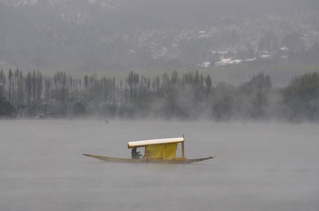 A Kashmiri boatman rows his shikara amid dense fog on Dal Lake. (Waseem Andrabi/HT Photo) A Kashmiri boatman rows his shikara amid dense fog on Dal Lake. (Waseem Andrabi/HT Photo)