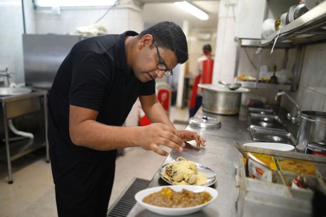 Elazar Ashtivker, owner of a curry house in the Israeli city of Ramla, puts the finishing touches to an Indian dish on July 2, 2017. (AFP Photo) Elazar Ashtivker, owner of a curry house in the Israeli city of Ramla, puts the finishing touches to an Indian dish on July 2, 2017. (AFP Photo)
