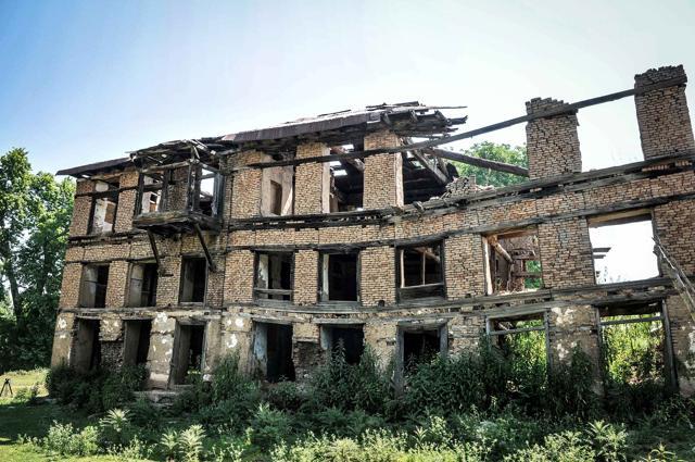 Ruins of Pandit houses in Hall village of Pulwama in South Kashmir. (Waseem Andrabi/Hindustan Times) Ruins of Pandit houses in Hall village of Pulwama in South Kashmir. (Waseem Andrabi/Hindustan Times)
