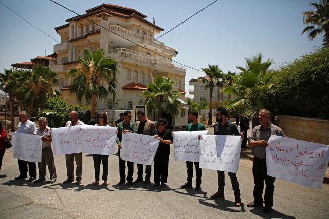 Demonstrators outside the Indian consulate in the West Bank city of Ramallah on Wednesday. (AFP Photo)