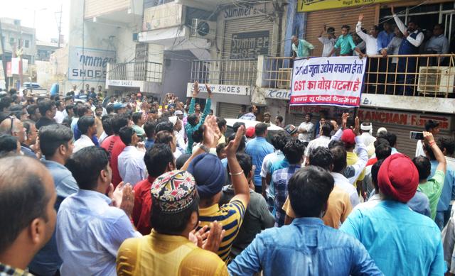 Footwear traders protesting against GST in Hing ki Mandi Agra. (HT Photo) Footwear traders protesting against GST in Hing ki Mandi Agra. (HT Photo)