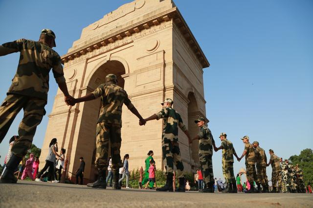Delhi Police along with Border Security Force and the NGO, CRY formed a human chain against child labour at India Gate. (Amal KS/ HT Photo)