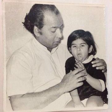 Singer Zila Khan with Ustad Vilayat Khan. Singer Zila Khan with Ustad Vilayat Khan.
