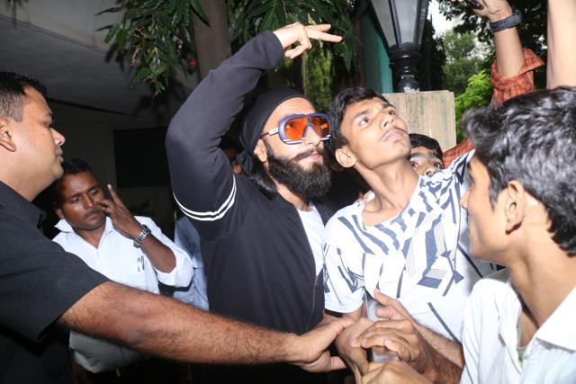 Fans pose for selfies with Ranveer. (HT Photo/Prodip Guha)