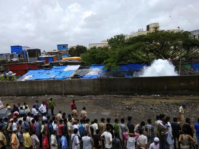 People gathered at the spot. (SATYBRATA TRIPATHY/HT) People gathered at the spot. (SATYBRATA TRIPATHY/HT)