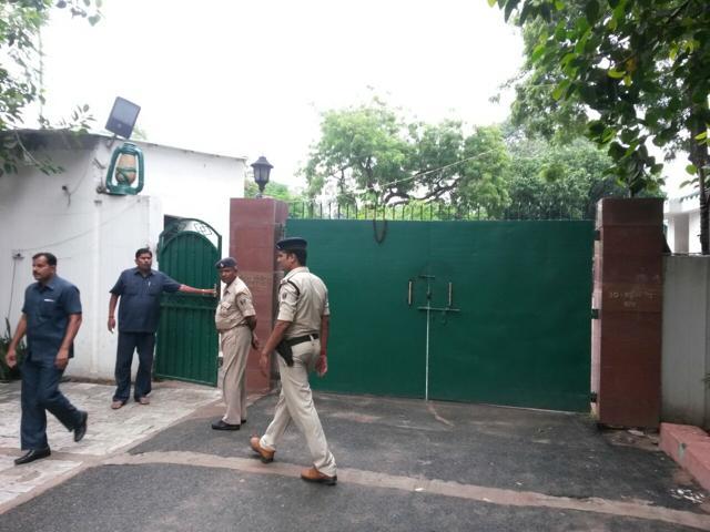Police officials arrive at Lalu Prasad’s residence in Patna as the CBI conducts simultaneous raids across 12 locations associated with Yadav and his family. (AP Dube/HT Photo) Police officials arrive at Lalu Prasad’s residence in Patna as the CBI conducts simultaneous raids across 12 locations associated with Yadav and his family. (AP Dube/HT Photo)
