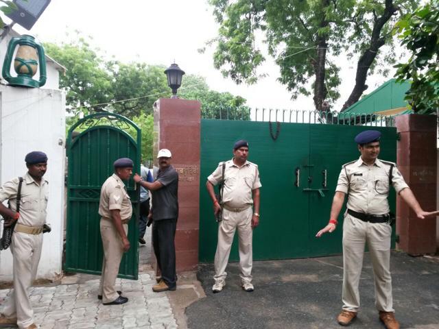Police officials cordon off the entrance to Lalu Prasad’s residence in Patna while the CBI conducts raids, on July 7, 2017 (AP Dube/HT Photo) Police officials cordon off the entrance to Lalu Prasad’s residence in Patna while the CBI conducts raids, on July 7, 2017 (AP Dube/HT Photo)