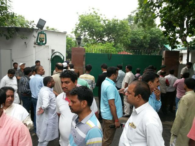 RJD members and supporters gather outside Lalu Prasad Yadav’s Patna residence as word breaks of a CBI raid at the premises. (AP Dube/HT Photo) RJD members and supporters gather outside Lalu Prasad Yadav’s Patna residence as word breaks of a CBI raid at the premises. (AP Dube/HT Photo)