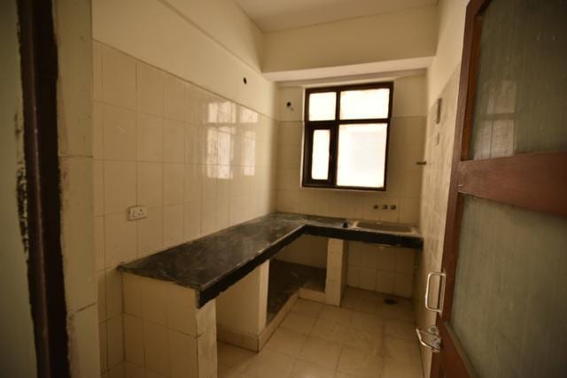 Kitchen in one of the HIG flats on offer in Jasola. It measures 6*10 feet in dimension. (Arun Sharma/HT PHOTO) Kitchen in one of the HIG flats on offer in Jasola. It measures 6*10 feet in dimension. (Arun Sharma/HT PHOTO)