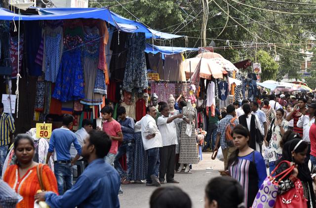 Street vendors at Lajpat Nagar Central Market in New Delhi. (Ravi Choudhary/HT PHOTO) Street vendors at Lajpat Nagar Central Market in New Delhi. (Ravi Choudhary/HT PHOTO)